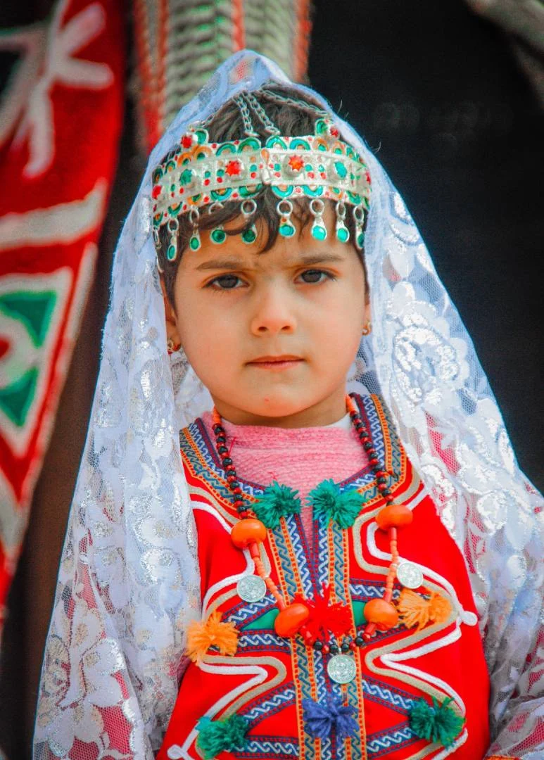 Une fillette d’Itzer en tenue traditionnelle brodée