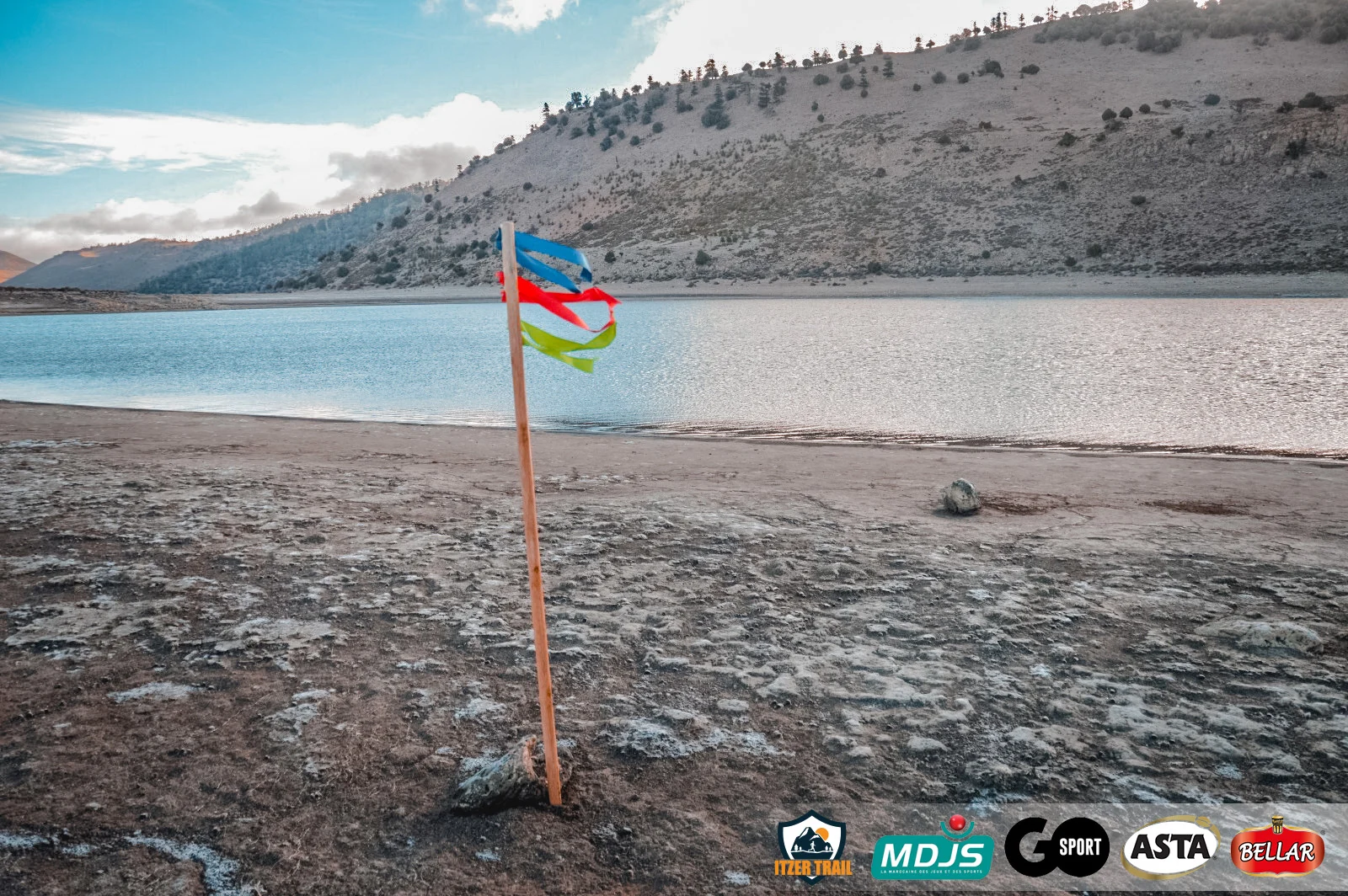 Un drapeau amazigh planté sur la rive du lac Sidi Ali